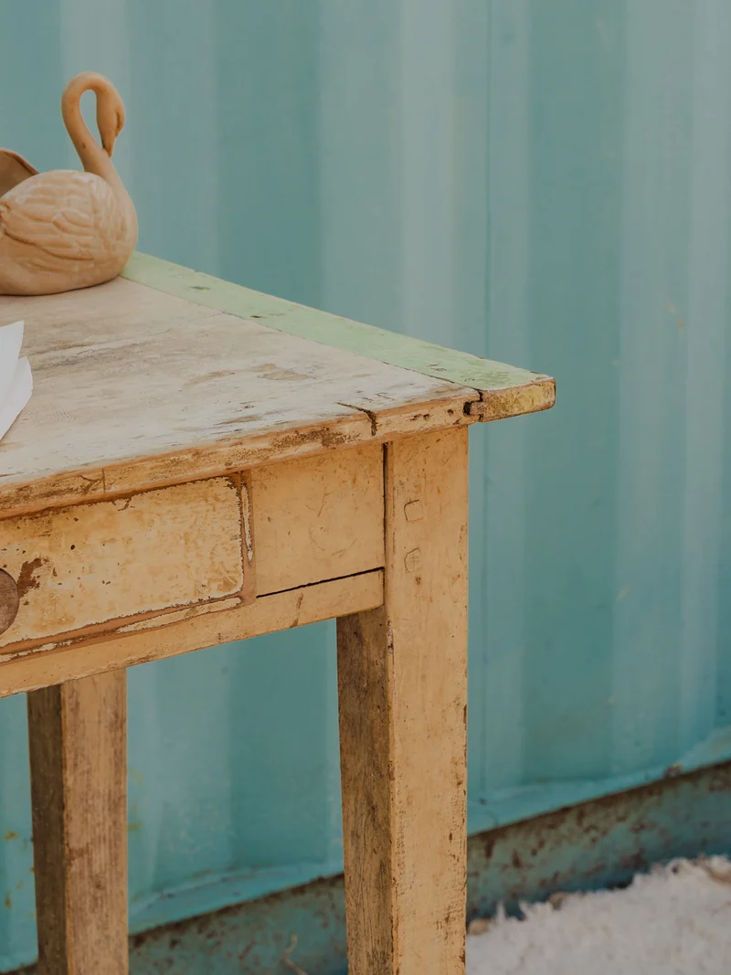 Francine, la table d'appoint en bois patiné N°1475