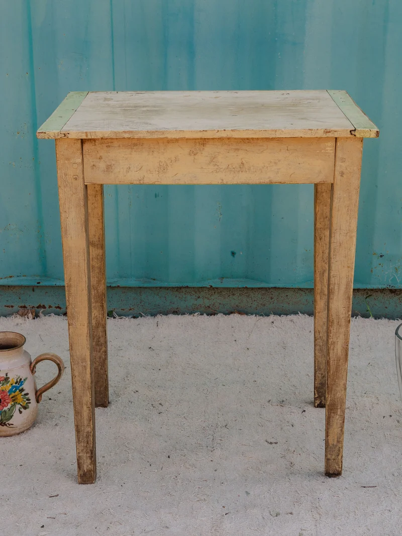 Francine, la table d'appoint en bois patiné N°1475