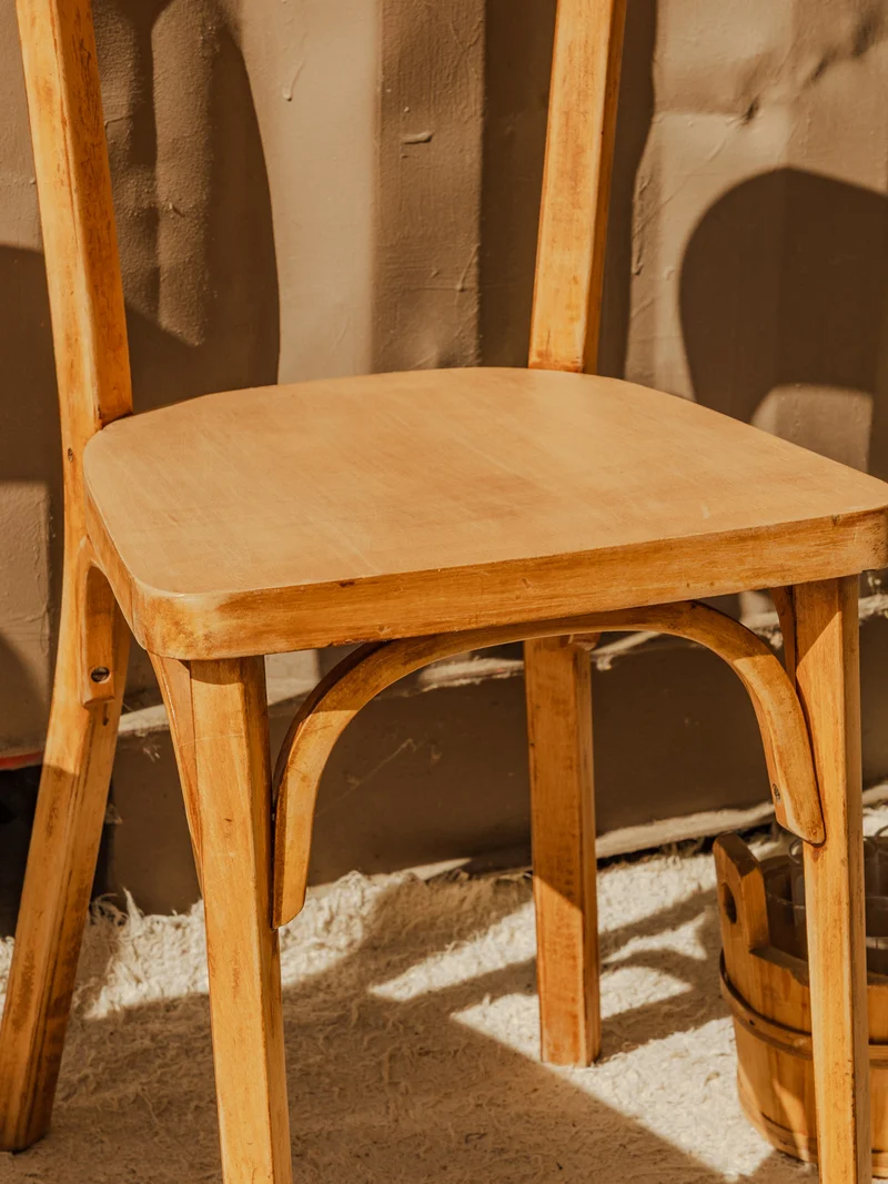 Claude, la paire de chaises en bois N°1492