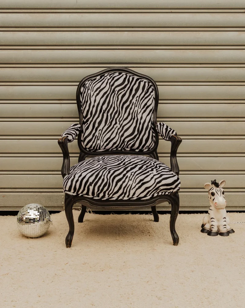 Ernest, le fauteuil en tissu zébré N°1509