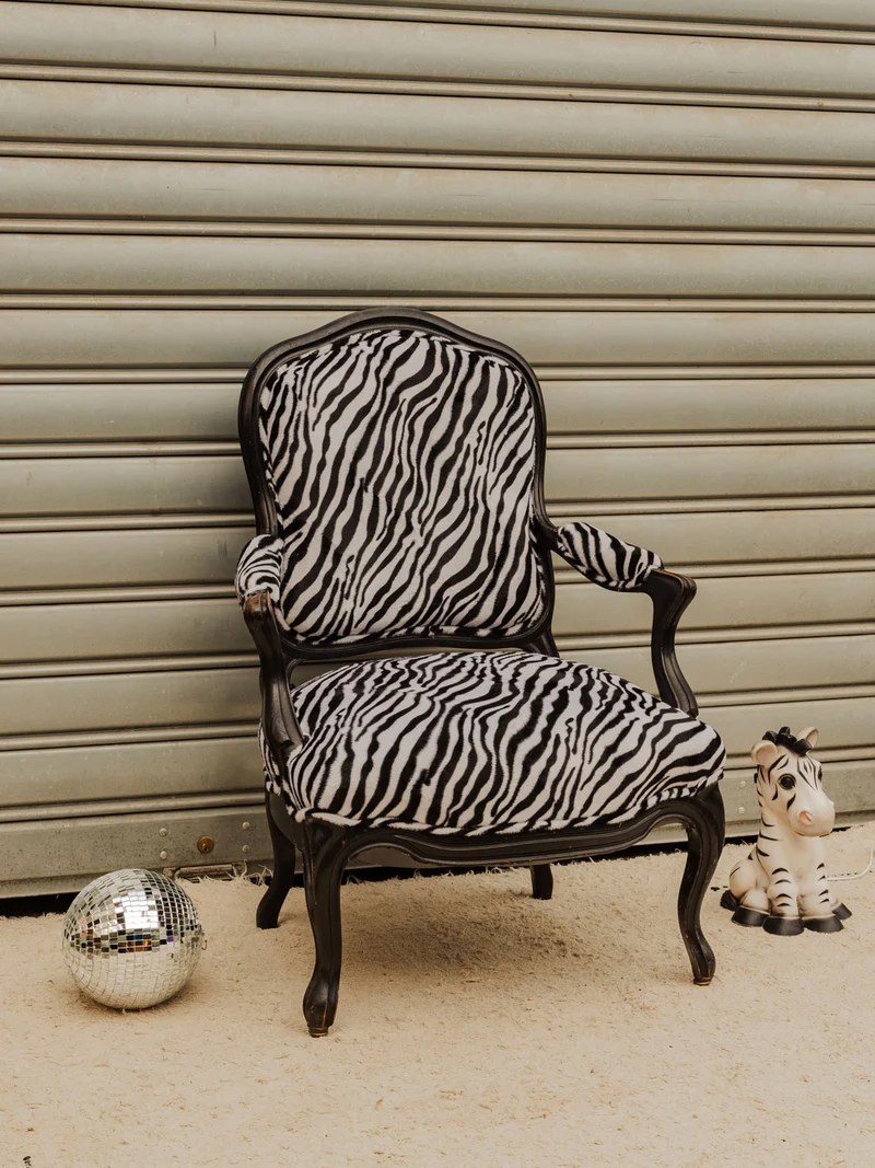 Ernest, le fauteuil en tissu zébré N°1509