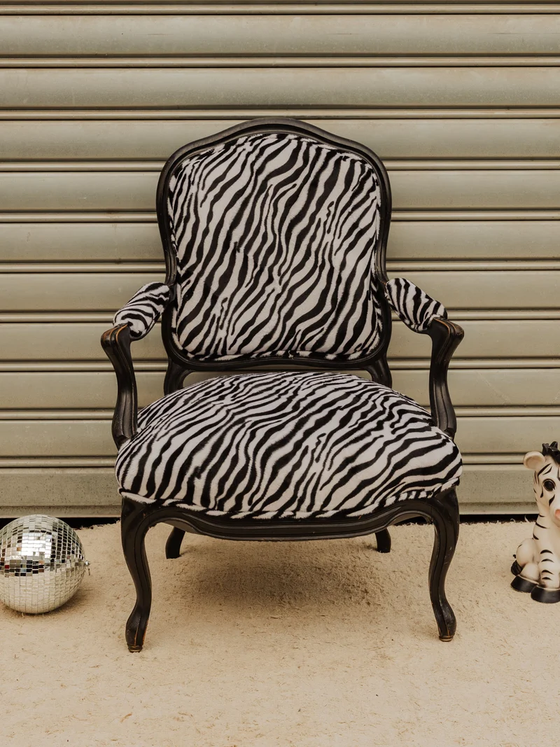 Ernest, le fauteuil en tissu zébré N°1509