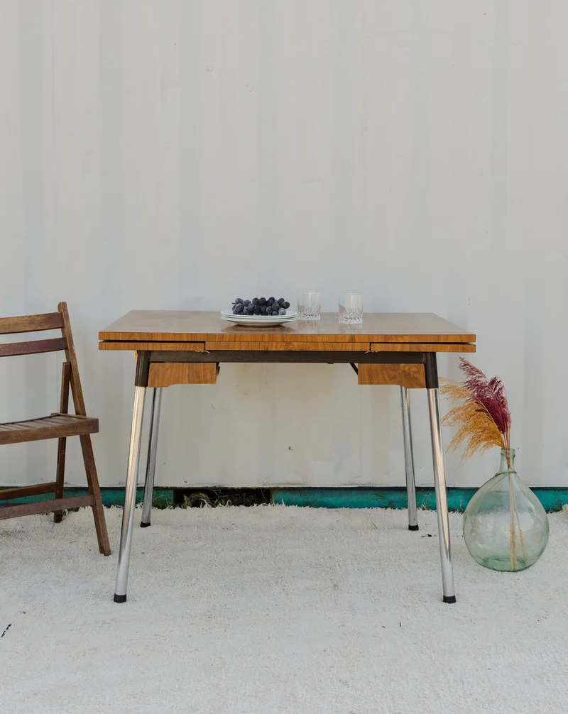 Karla, la table à manger en formica marron N°1240