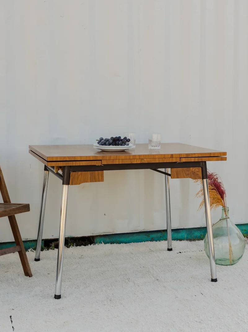 Karla, la table à manger en formica marron N°1240