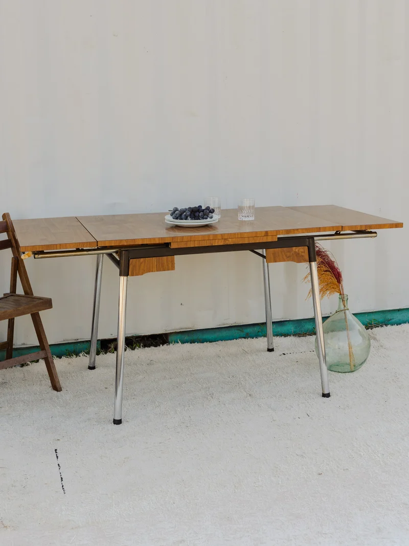 Karla, la table à manger en formica marron N°1240