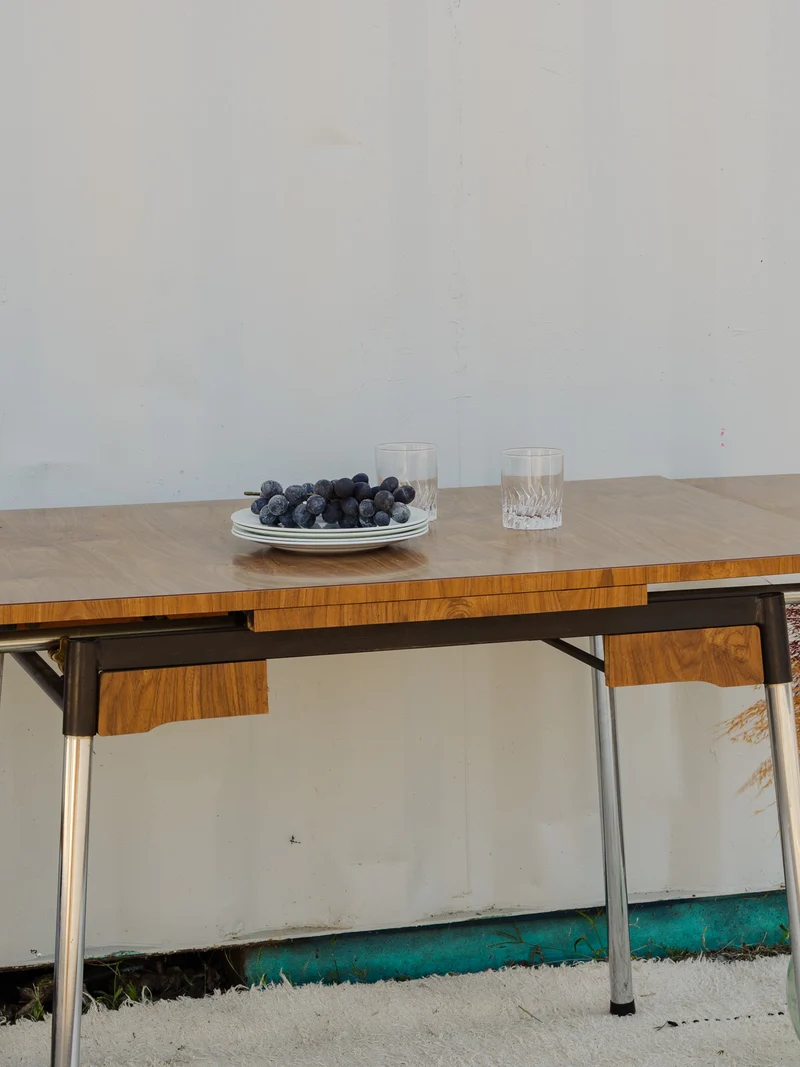 Karla, la table à manger en formica marron N°1240