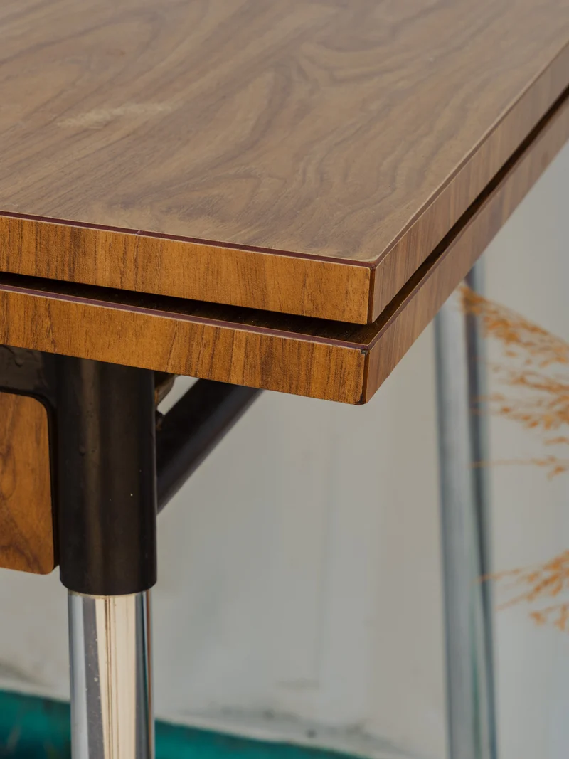 Karla, la table à manger en formica marron N°1240