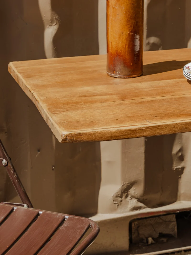 Denise, la table à manger bistro en bois et métal noir N°1169
