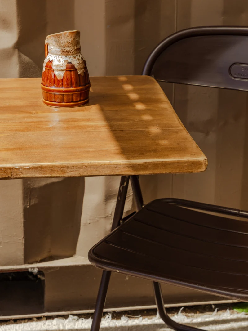 Denise, la table à manger bistro en bois et métal noir N°1169