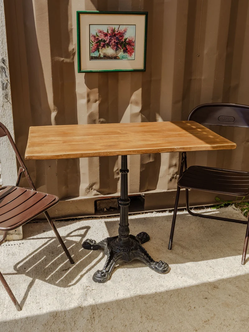 Denise, la table à manger bistro en bois et métal noir N°1169