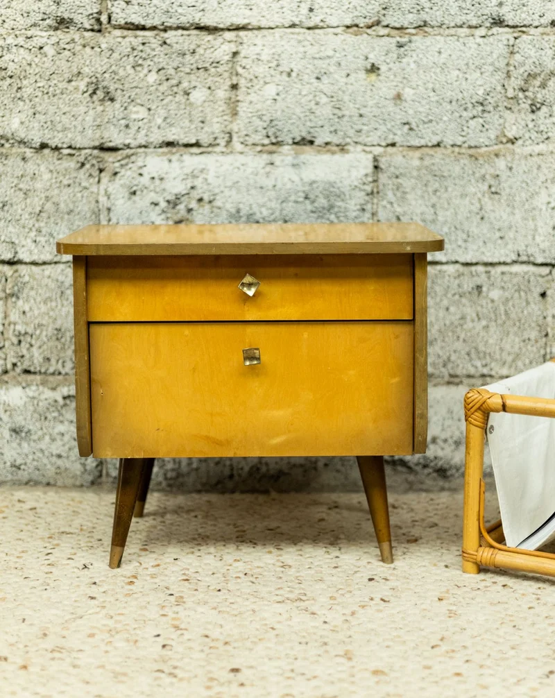 Maïa, la table de chevet aux pieds compas N°1546
