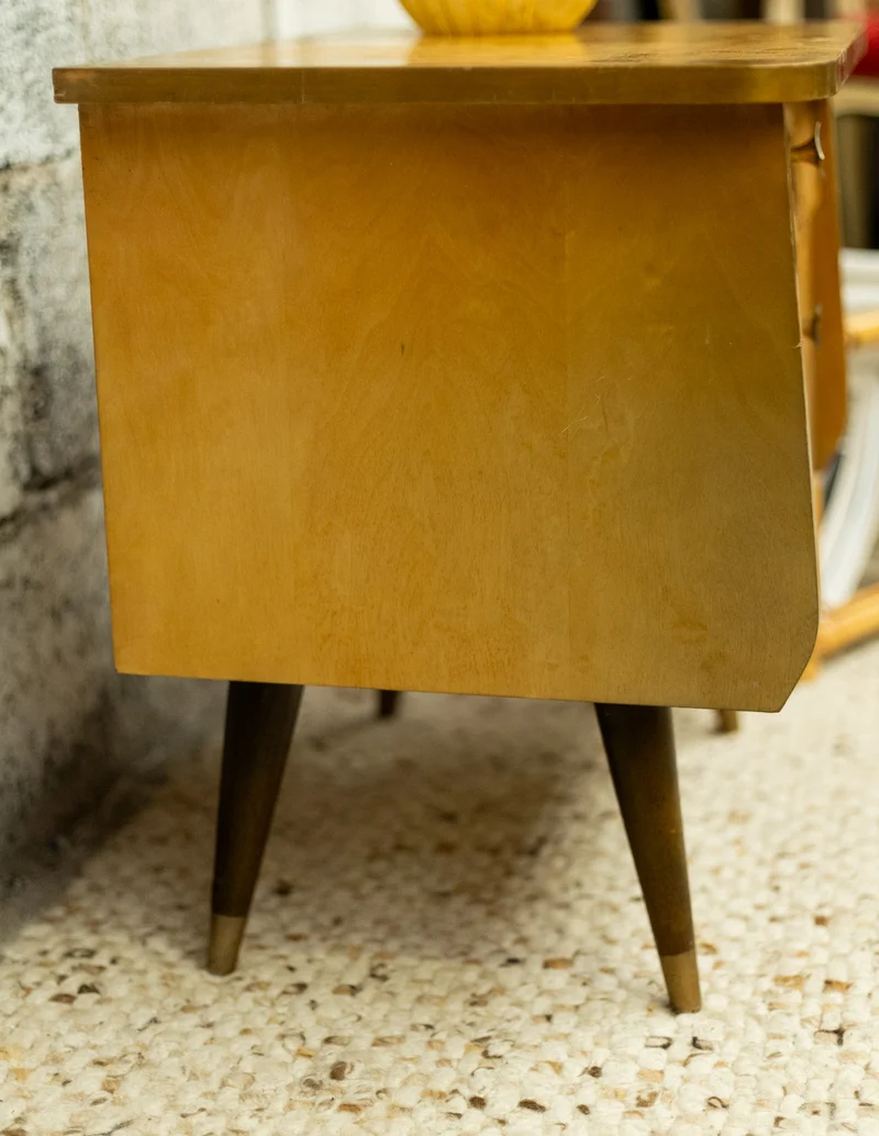 Maïa, la table de chevet aux pieds compas N°1546