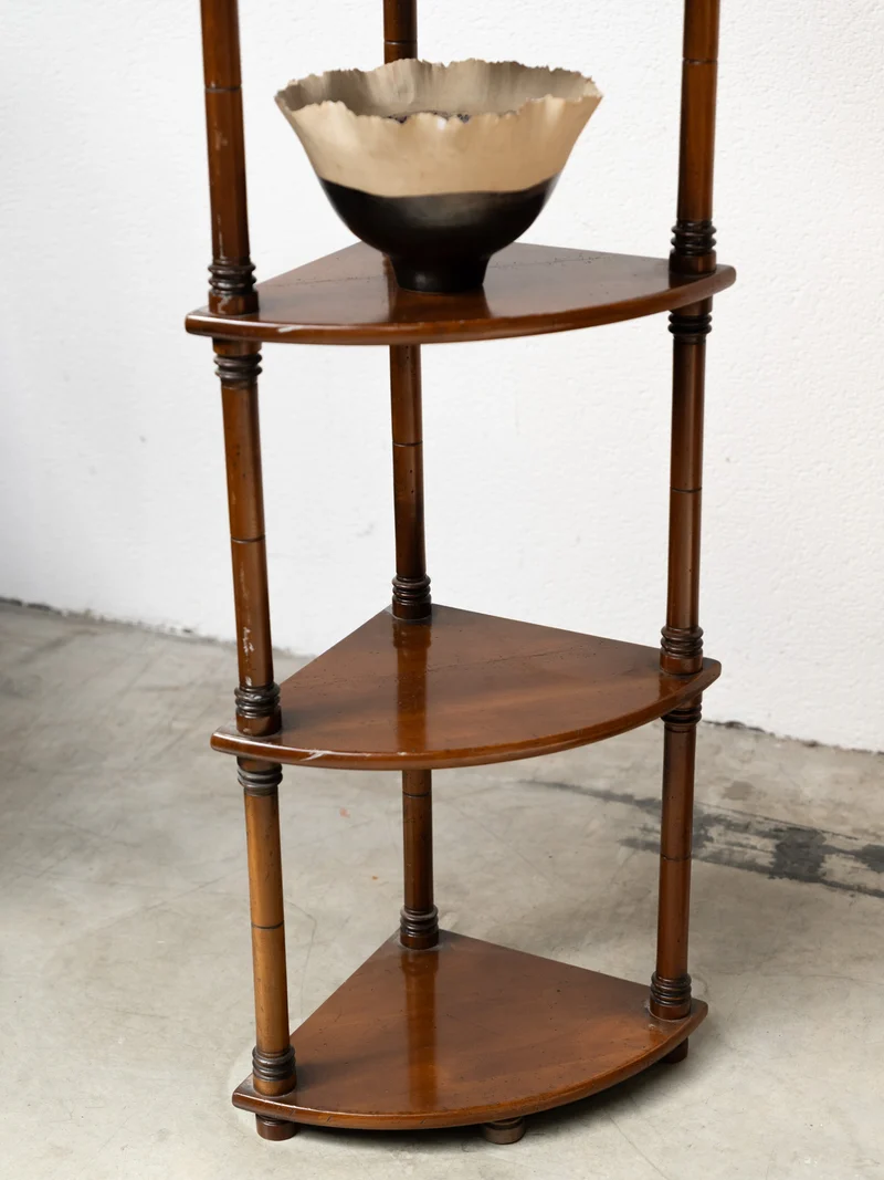 Isabelle, la grande paire d’étagères d’angle en bois tourné N°328