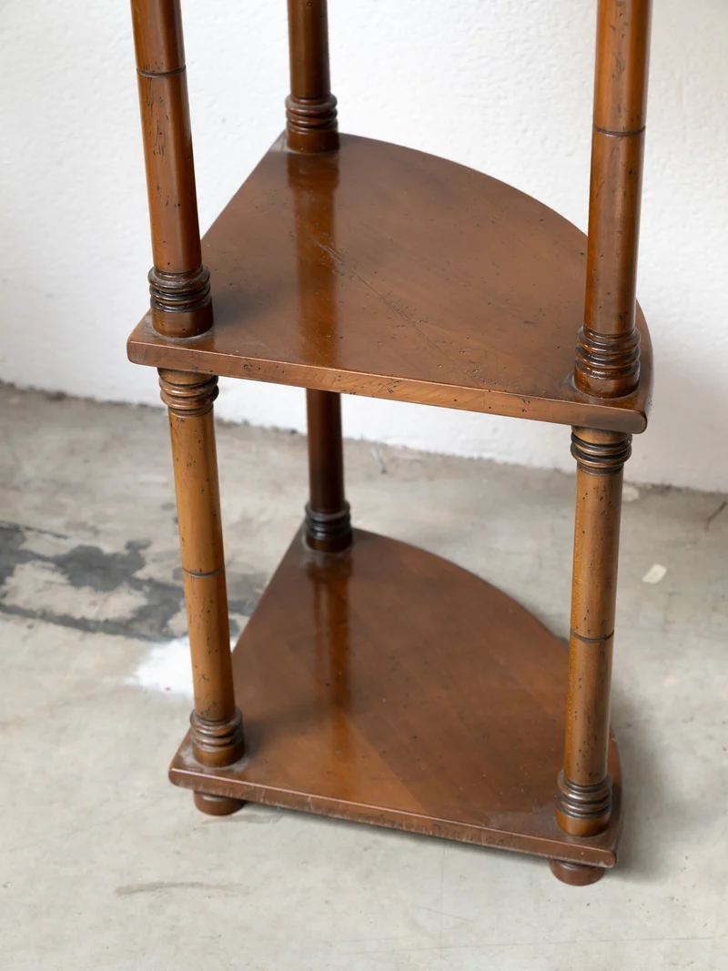 Isabelle, la grande paire d’étagères d’angle en bois tourné N°328