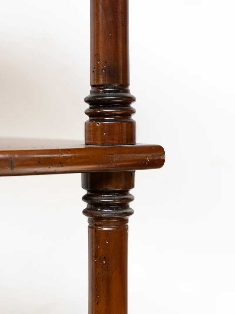 Isabelle, la grande paire d’étagères d’angle en bois tourné N°328