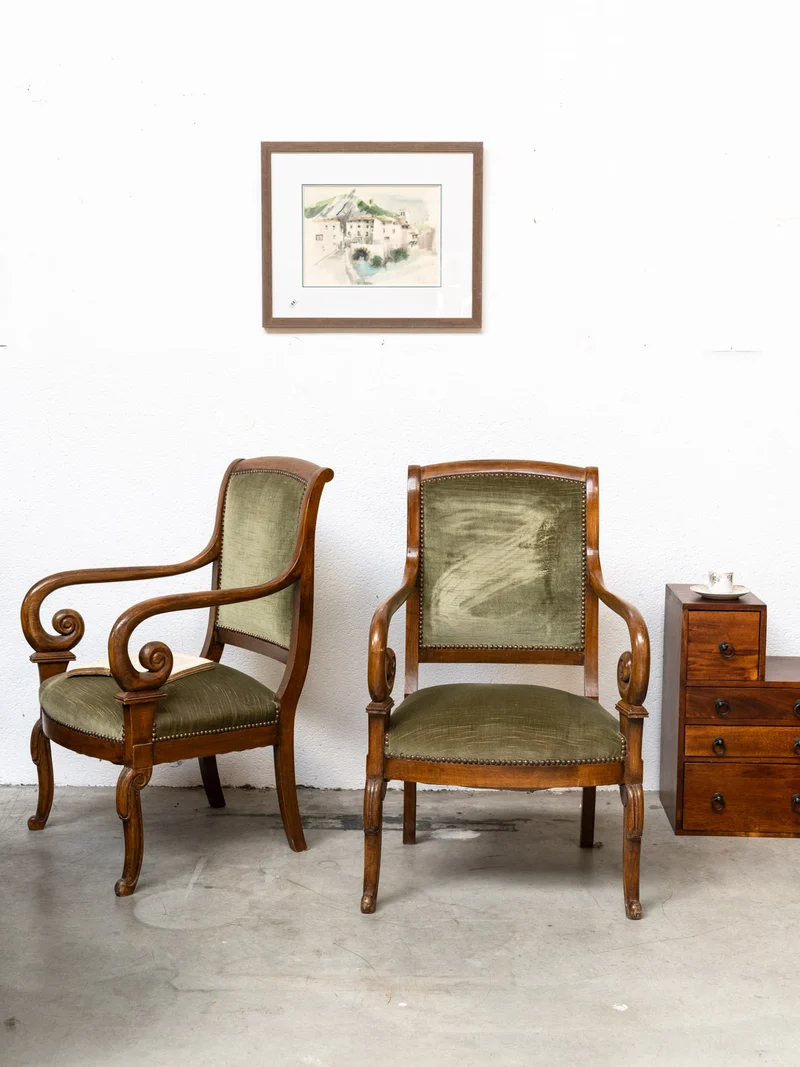 Ernest, la paire de fauteuils style Empire en velours vert N°1541