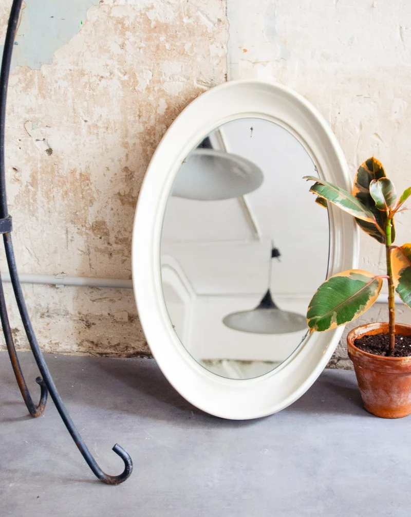 Igor, le miroir rétro en plexiglass blanc N°1058
