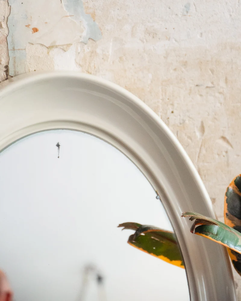 Igor, le miroir rétro en plexiglass blanc N°1058