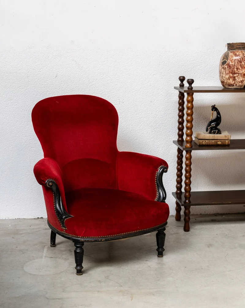 Ernest, le fauteuil en velours rouge et noir N°1545