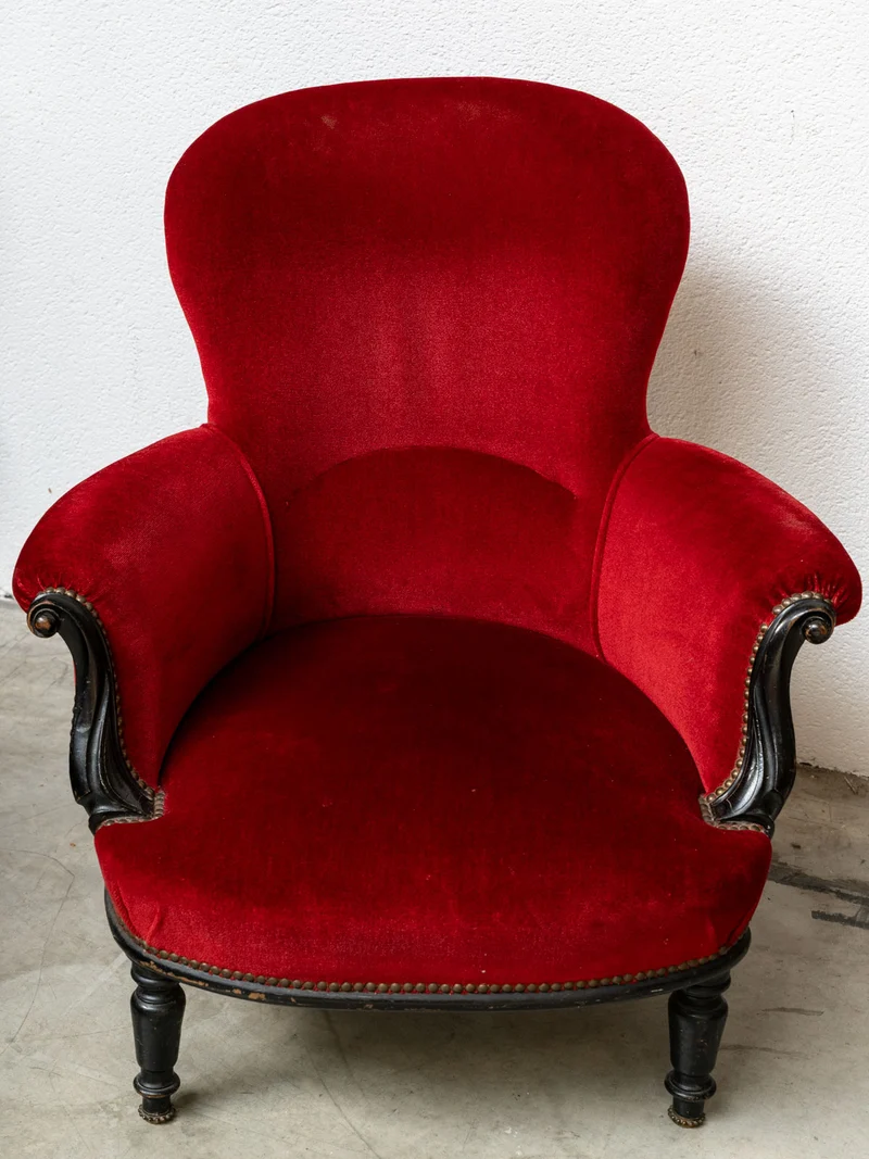 Ernest, le fauteuil en velours rouge et noir N°1545