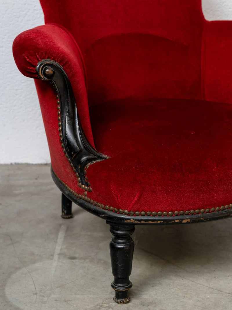 Ernest, le fauteuil en velours rouge et noir N°1545