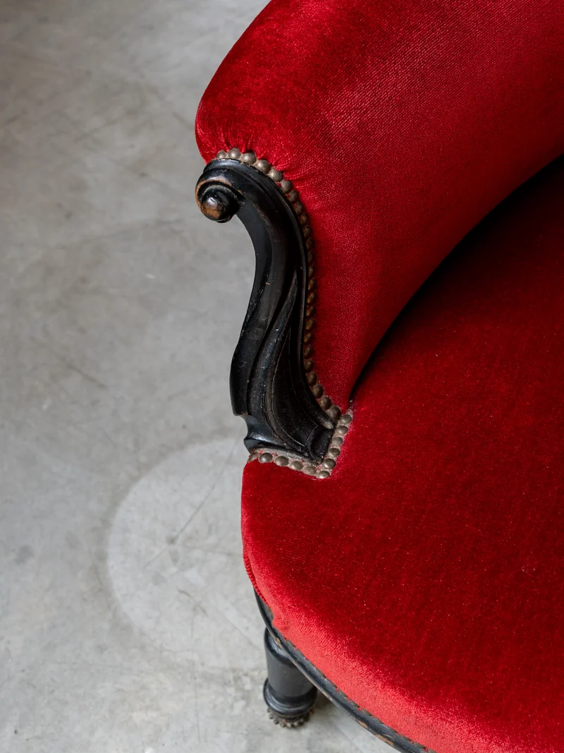 Ernest, le fauteuil en velours rouge et noir N°1545