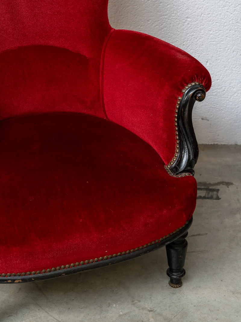 Ernest, le fauteuil en velours rouge et noir N°1545