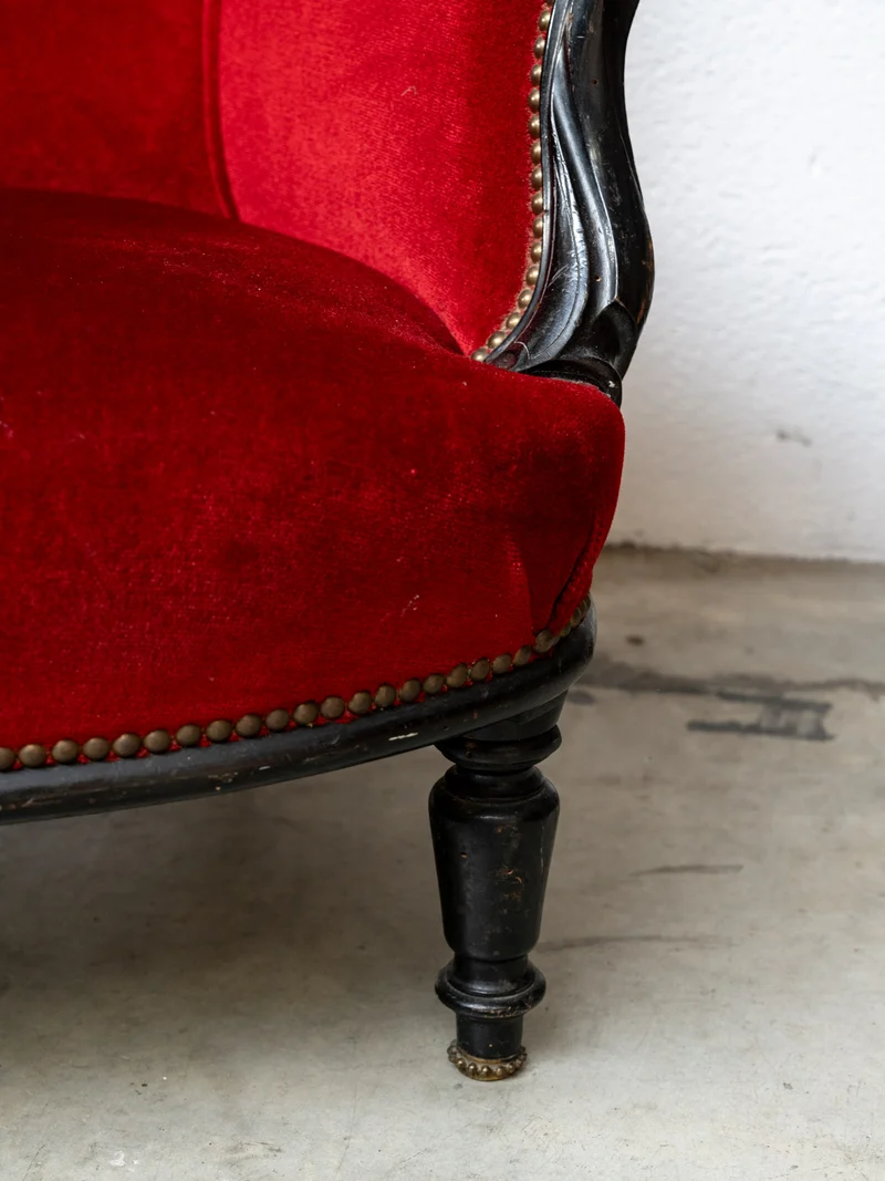 Ernest, le fauteuil en velours rouge et noir N°1545