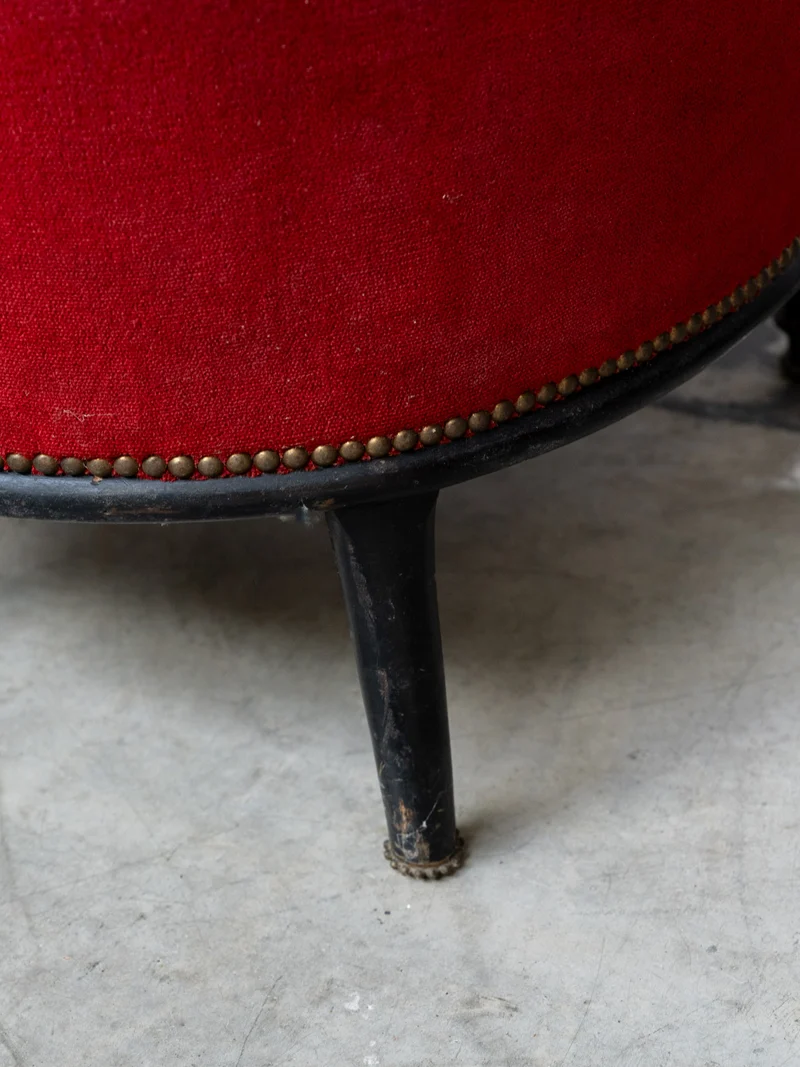 Ernest, le fauteuil en velours rouge et noir N°1545