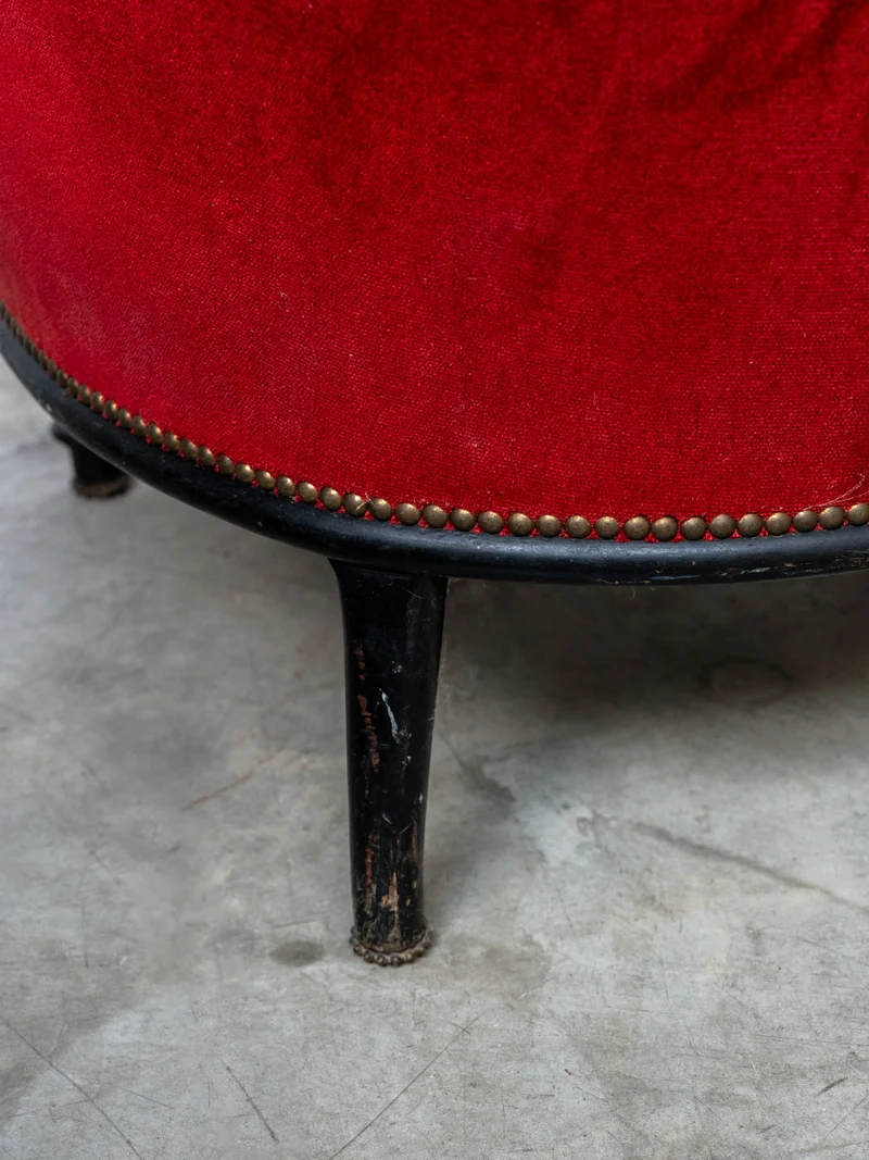 Ernest, le fauteuil en velours rouge et noir N°1545