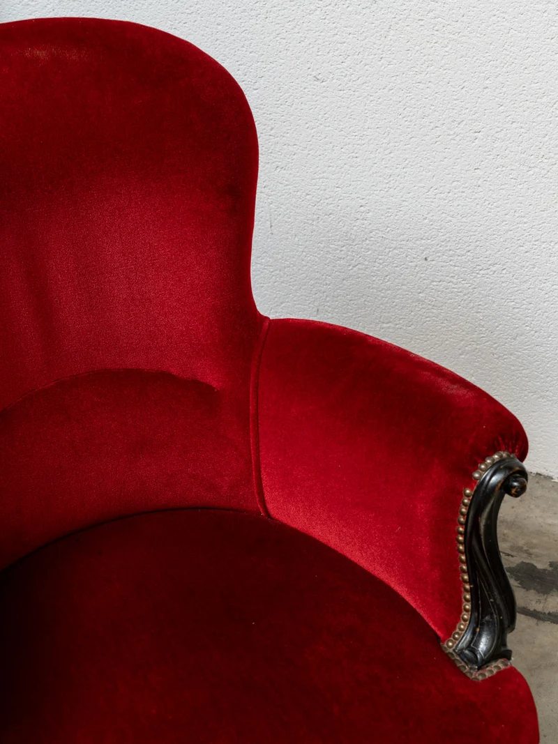 Ernest, le fauteuil en velours rouge et noir N°1545