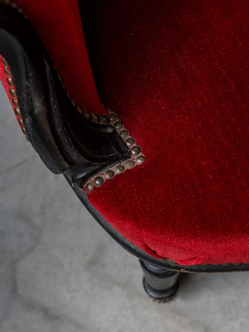 Ernest, le fauteuil en velours rouge et noir N°1545