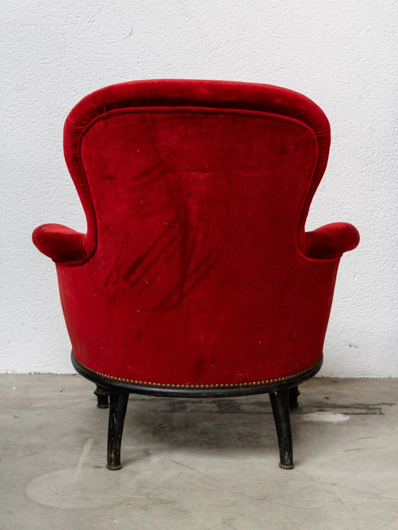 Ernest, le fauteuil en velours rouge et noir N°1545