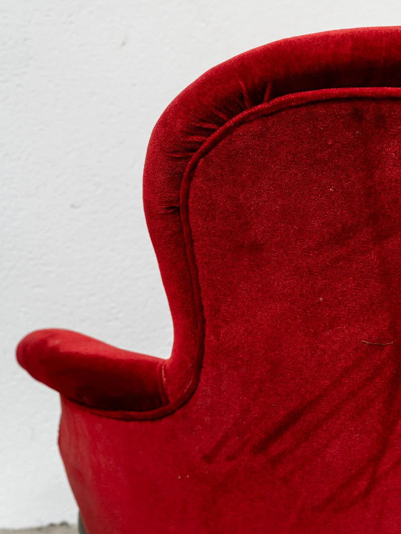 Ernest, le fauteuil en velours rouge et noir N°1545