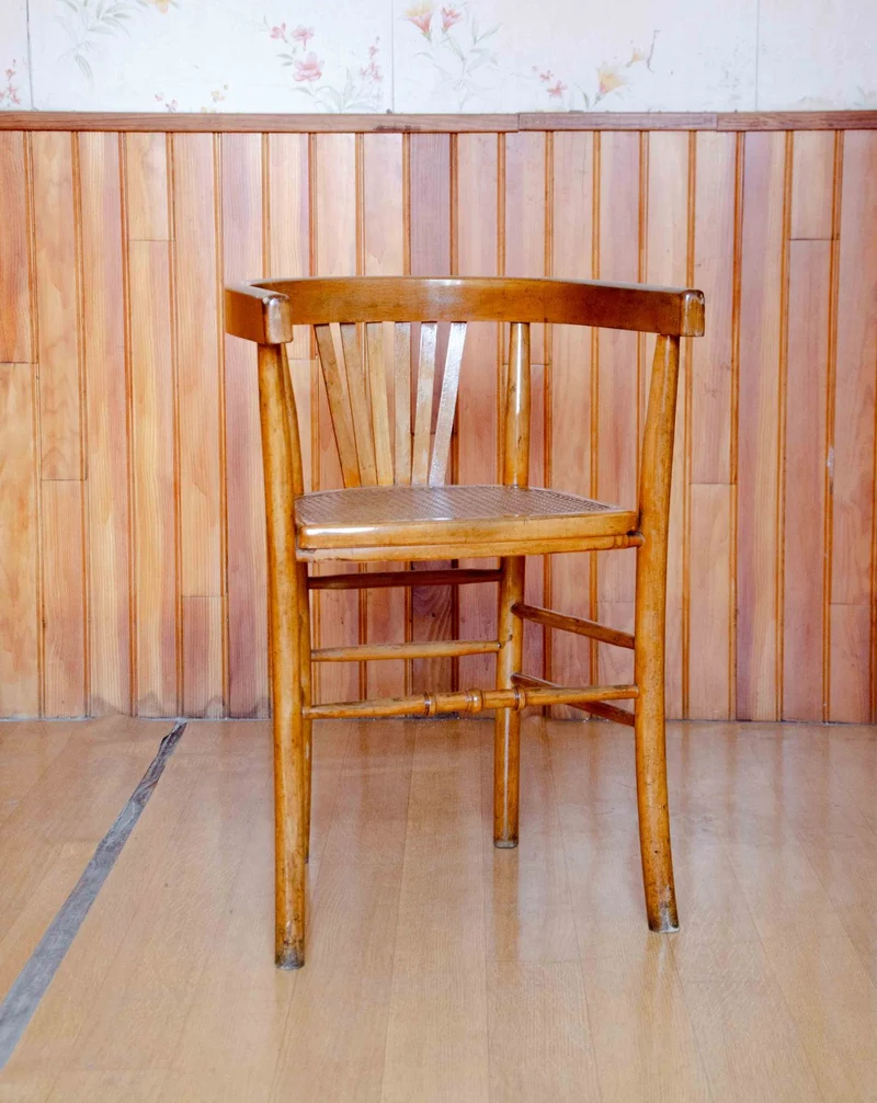 Ernest, le fauteuil en bois et cannage N°1498