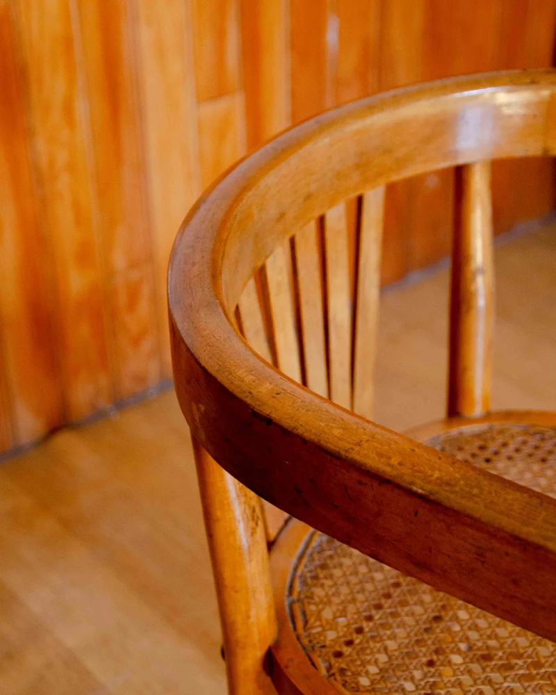Ernest, le fauteuil en bois et cannage N°1498