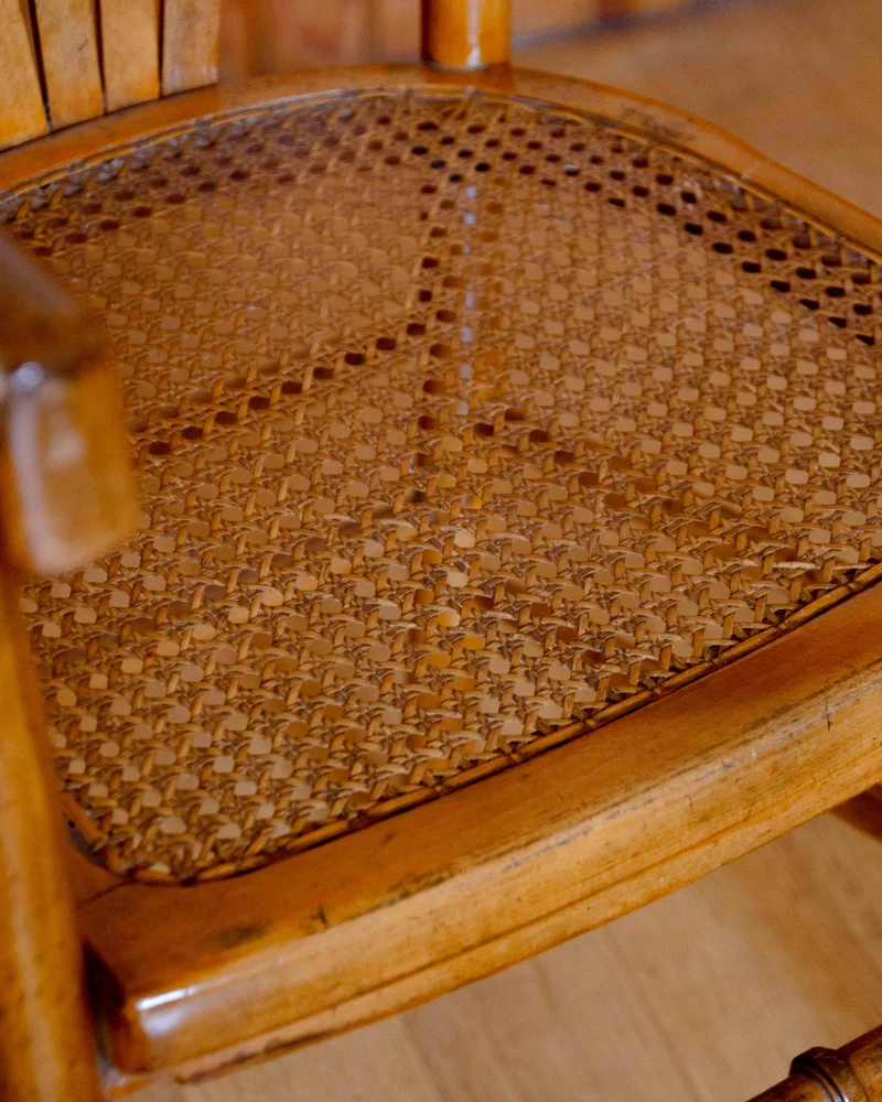 Ernest, le fauteuil en bois et cannage N°1498