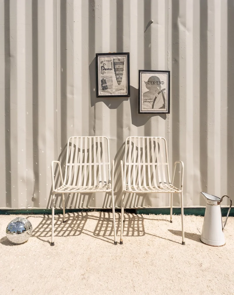 Alma, la paire de chaises en métal blanc N°1810