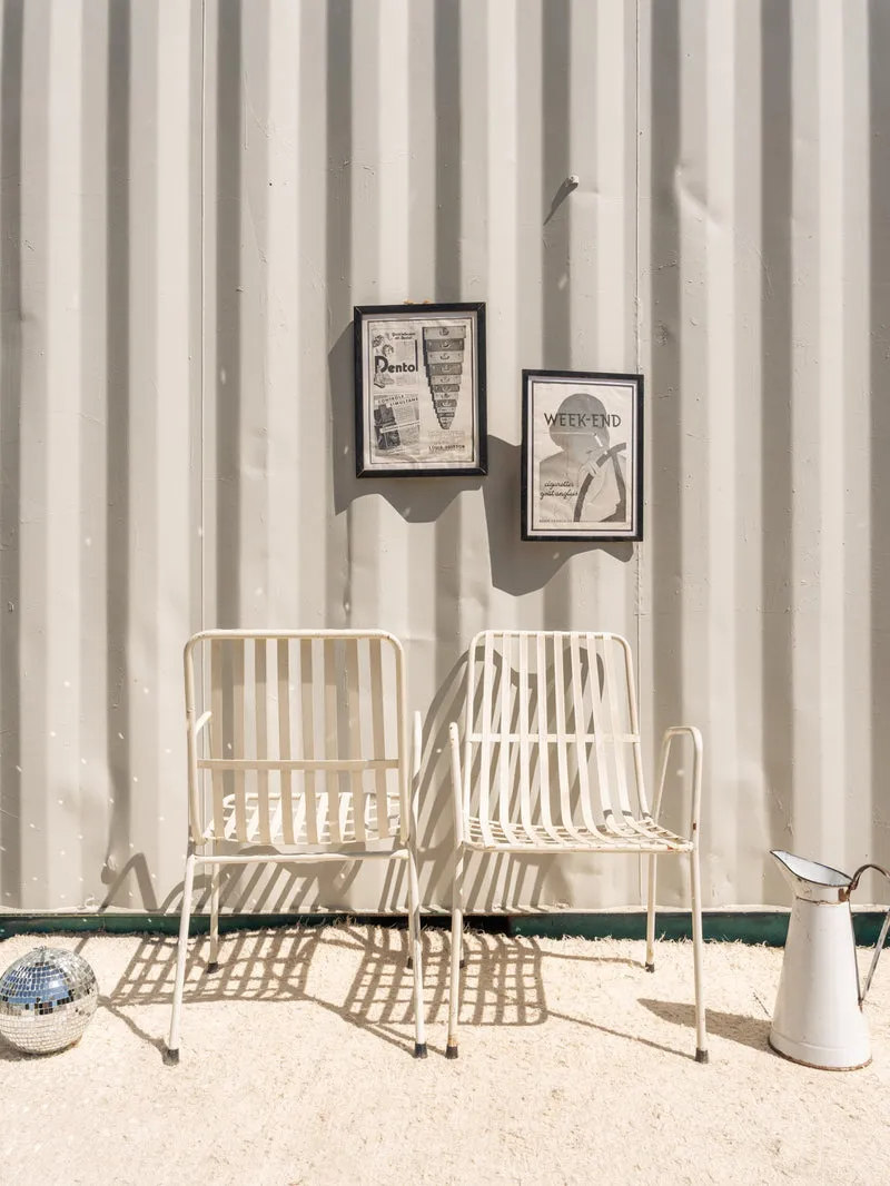 Alma, la paire de chaises en métal blanc N°1810