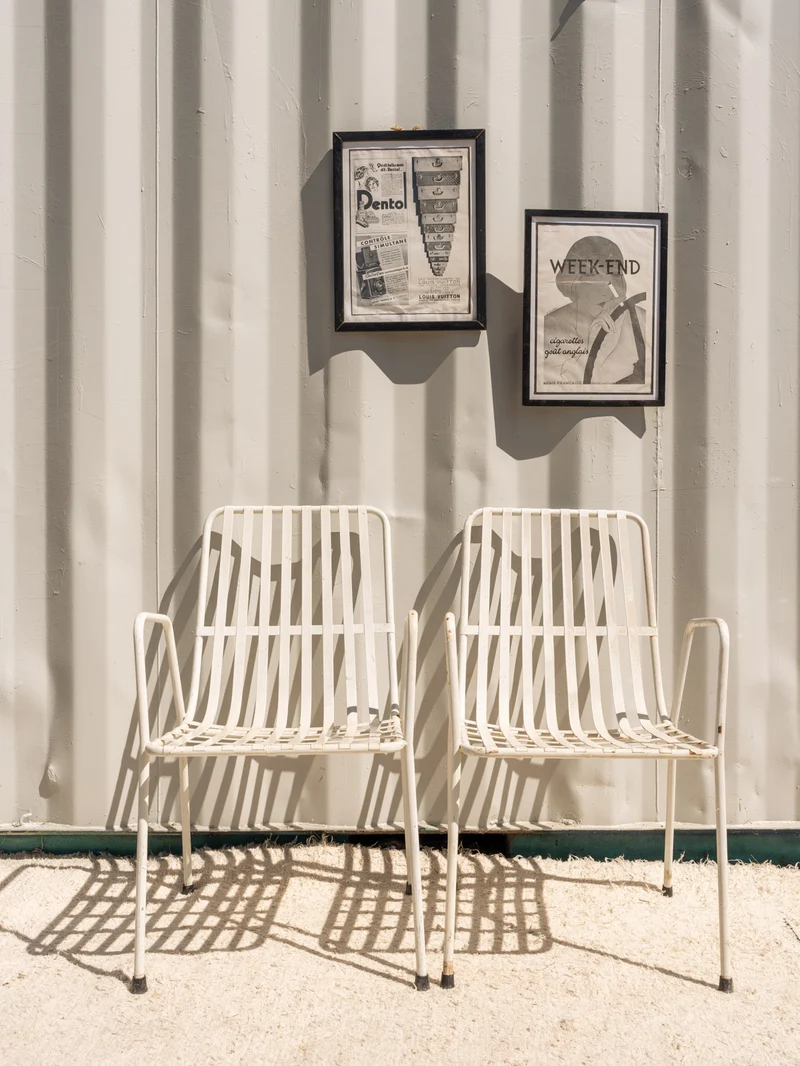 Alma, la paire de chaises en métal blanc N°1810