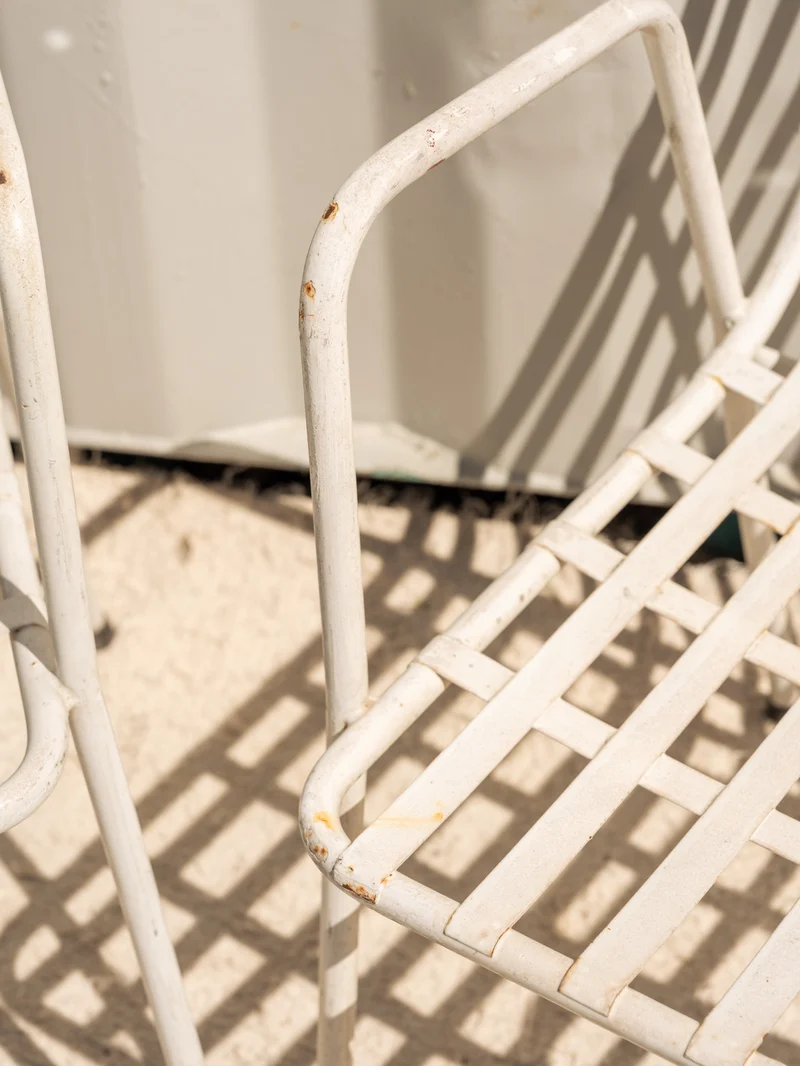 Alma, la paire de chaises en métal blanc N°1810