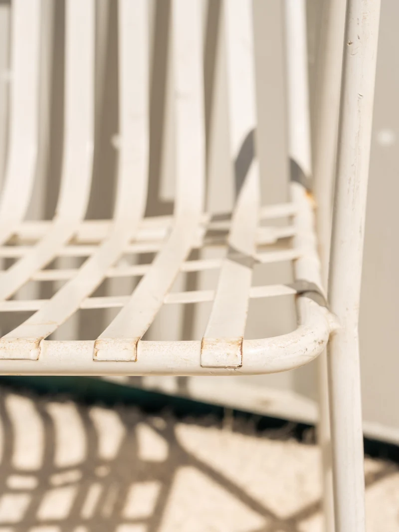 Alma, la paire de chaises en métal blanc N°1810