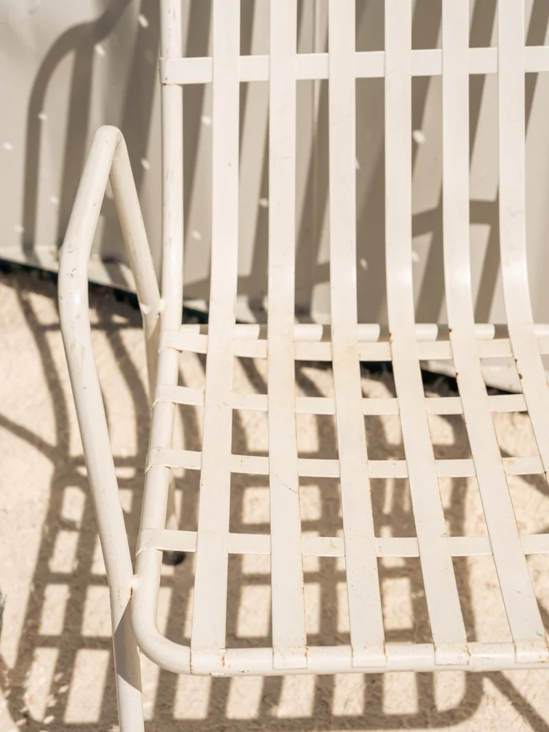 Alma, la paire de chaises en métal blanc N°1810
