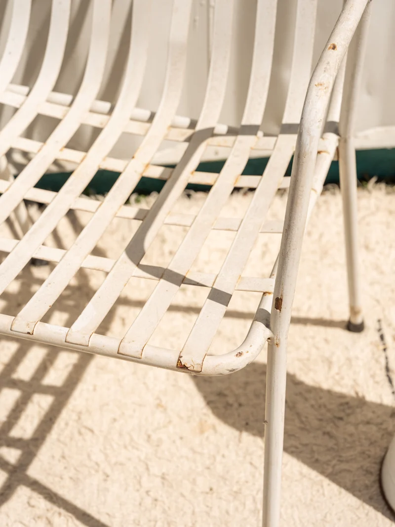 Alma, la paire de chaises en métal blanc N°1810