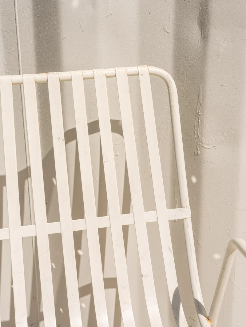 Alma, la paire de chaises en métal blanc N°1810