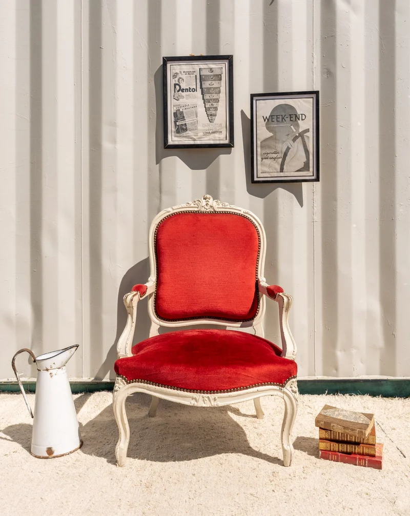 Ernest, le fauteuil en tissu rouge et bois N°1519
