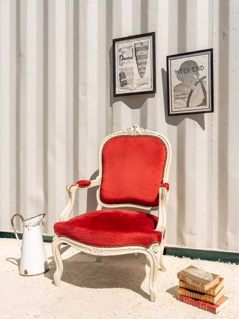 Ernest, le fauteuil en tissu rouge et bois N°1519