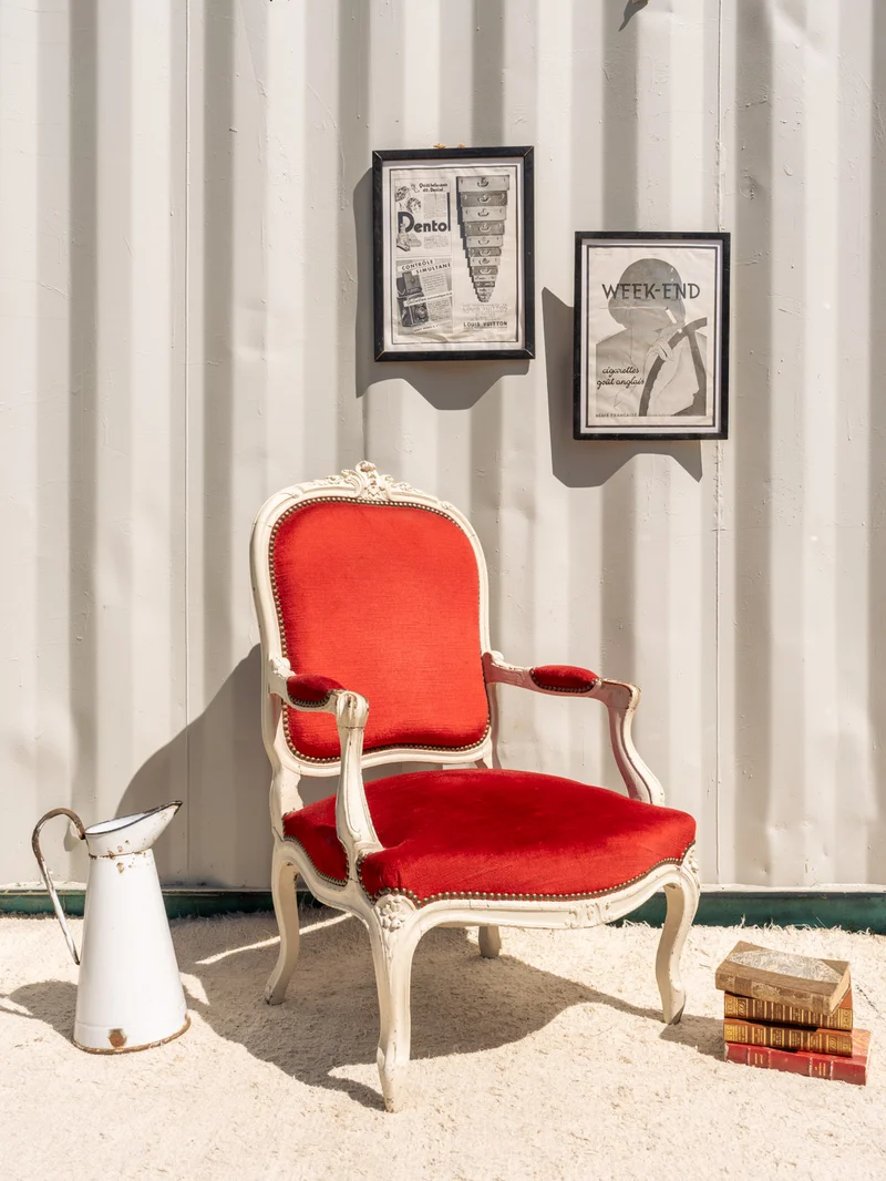 Ernest, le fauteuil en tissu rouge et bois N°1519