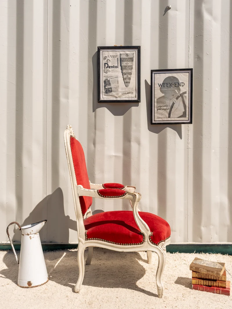 Ernest, le fauteuil en tissu rouge et bois N°1519