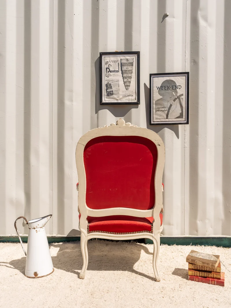 Ernest, le fauteuil en tissu rouge et bois N°1519